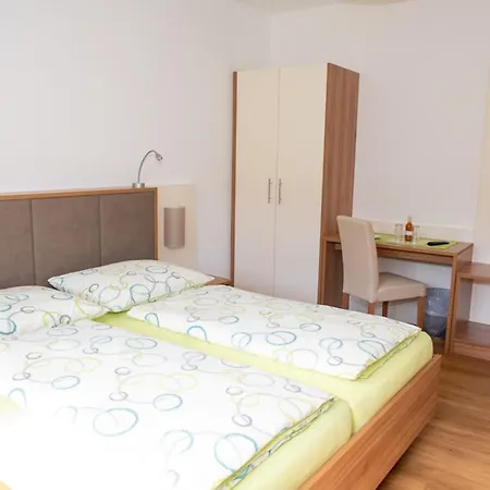 Gaestehaus Schuetz B&B 스핏즈